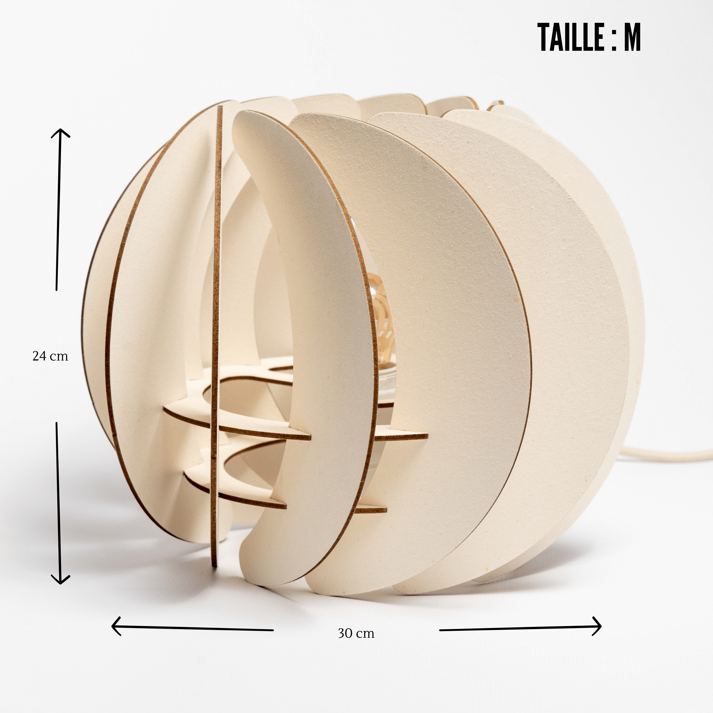 Sur cette photo nous observons le luminaire Garance taille M avec les dimensions.