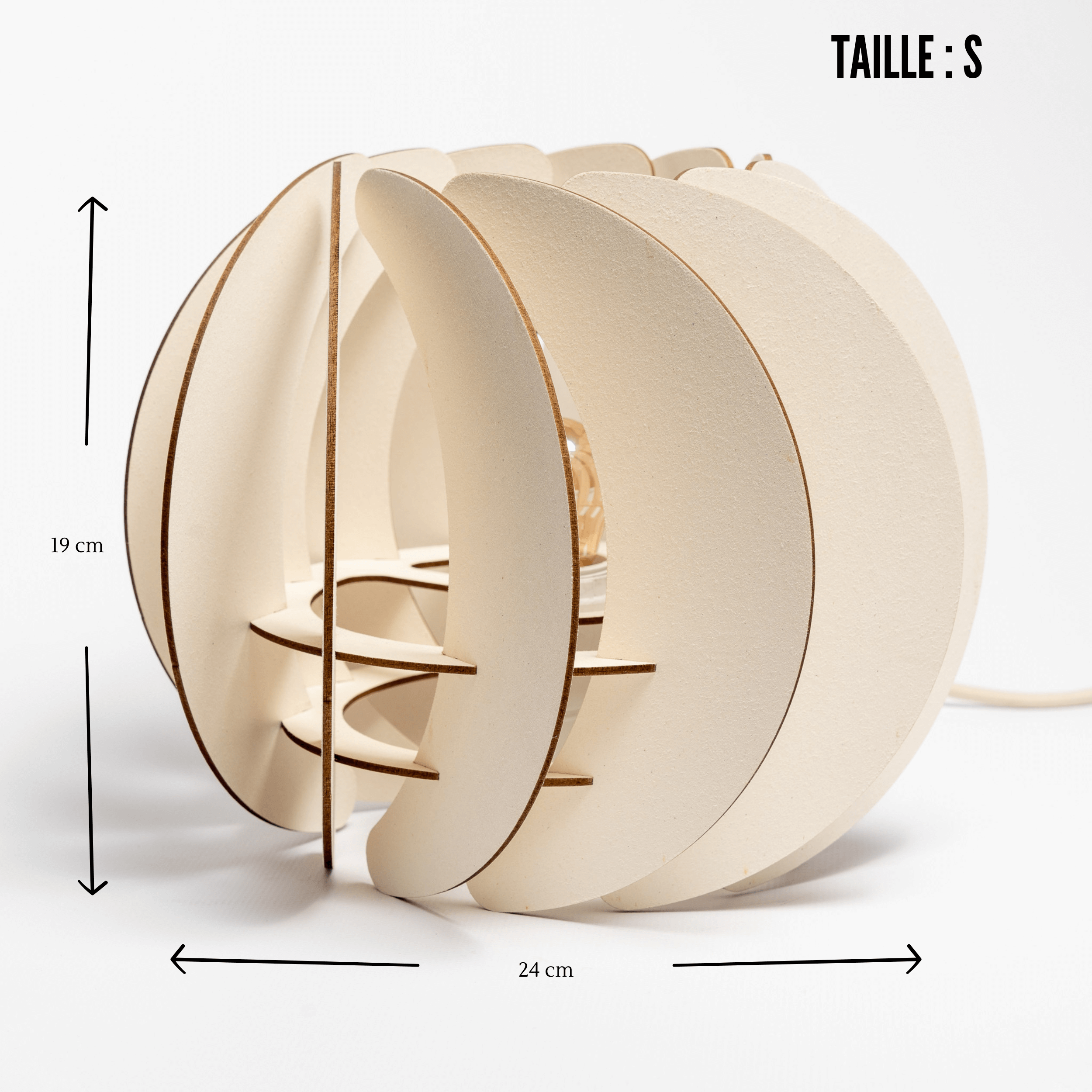 Sur cette photo, nous observons le luminaire Garance avec ses dimensions taille S.