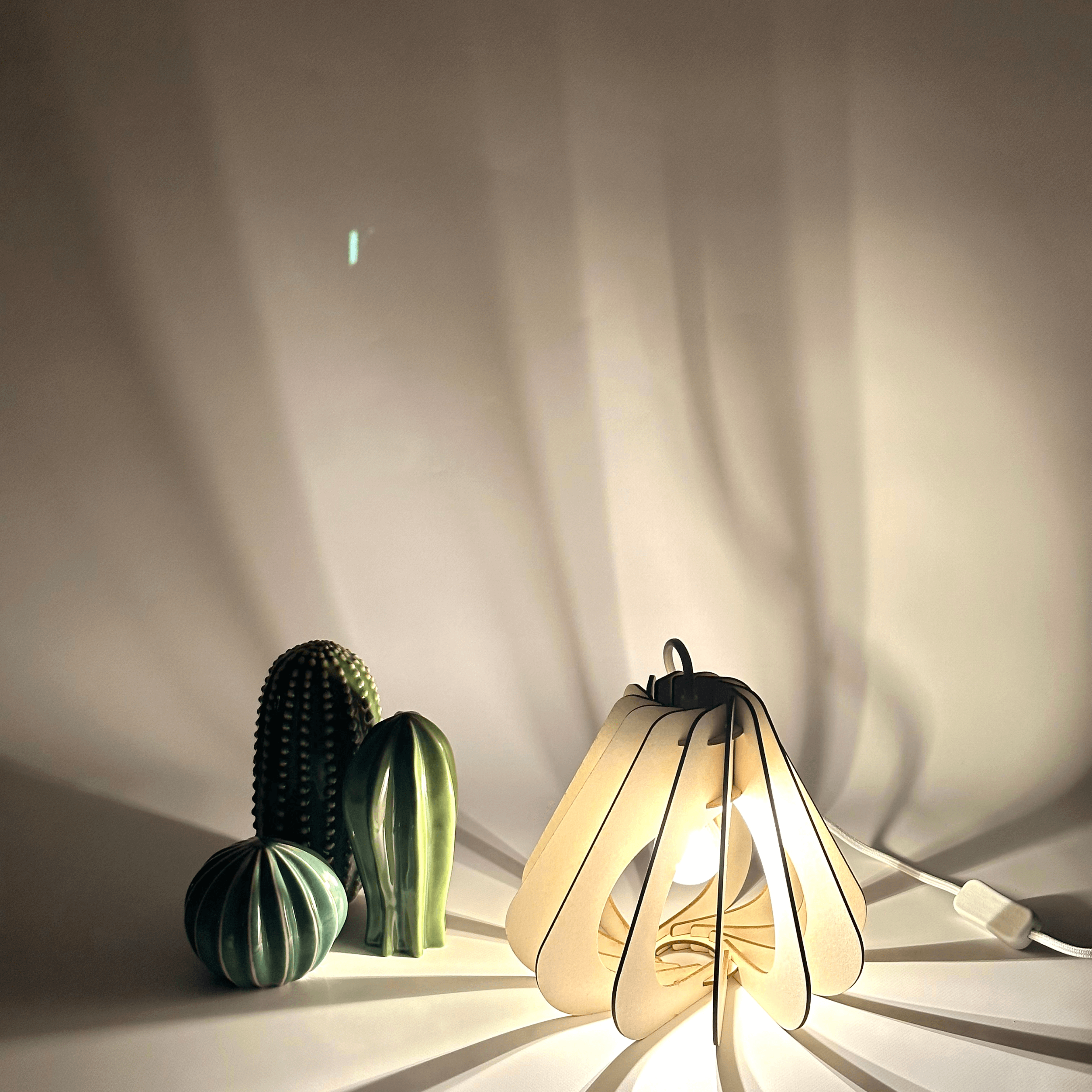 Le luminaire Marcel, est mis en valeur sur cette photo dans un espace sombre faisant jaillir la magnifique lumière du luminaire.
