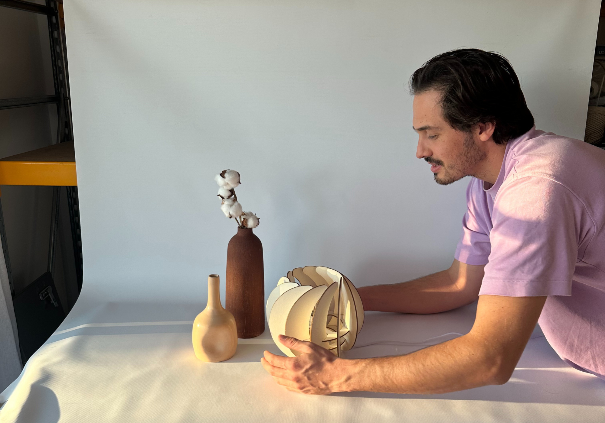 La photo montre un shooting photo organisé par Fabien pour mettre en avant ses luminaires sur les réseaux