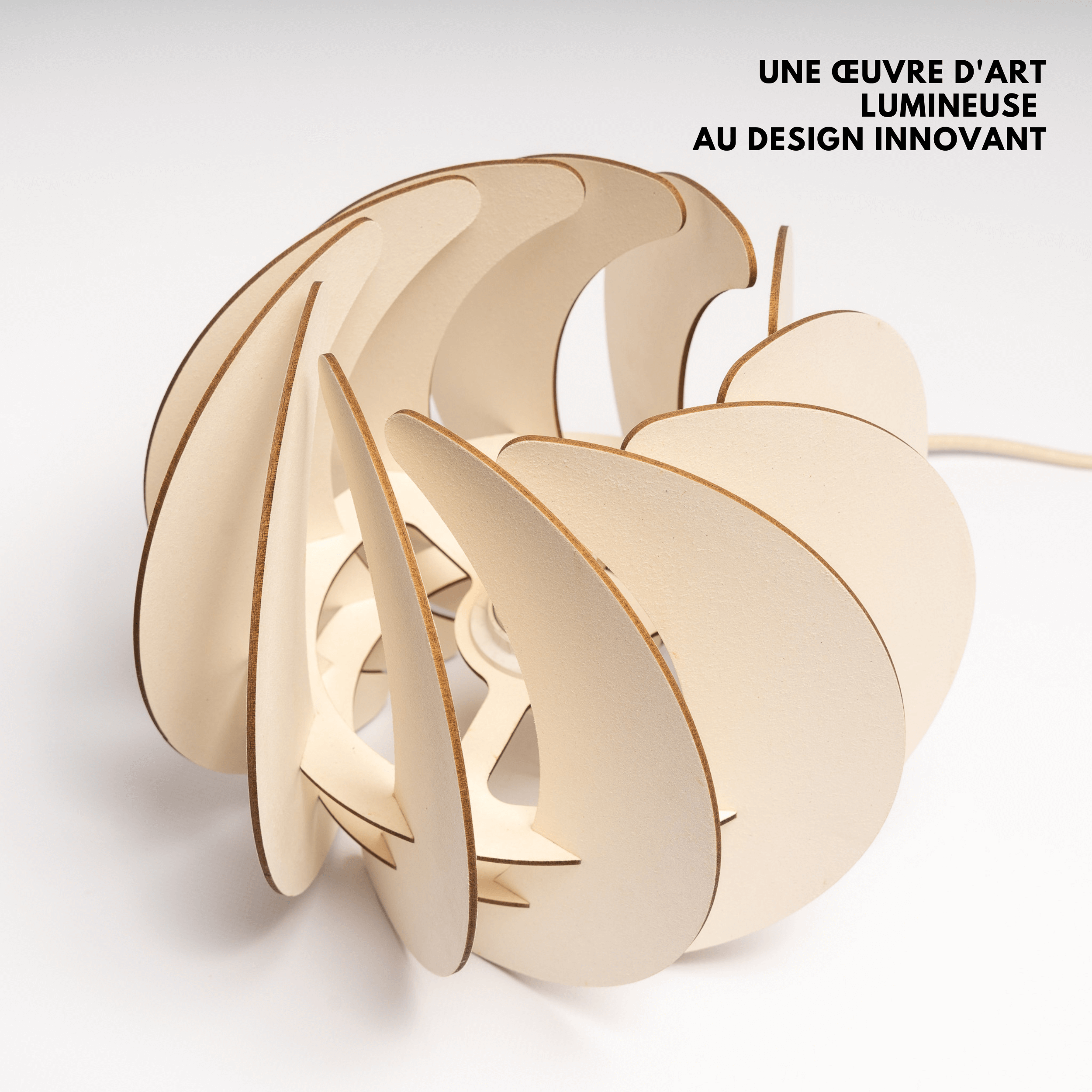 Luminaire Garance, une oeuvre d'art lumineuse au design innovant vu de haut sur un fond blanc.