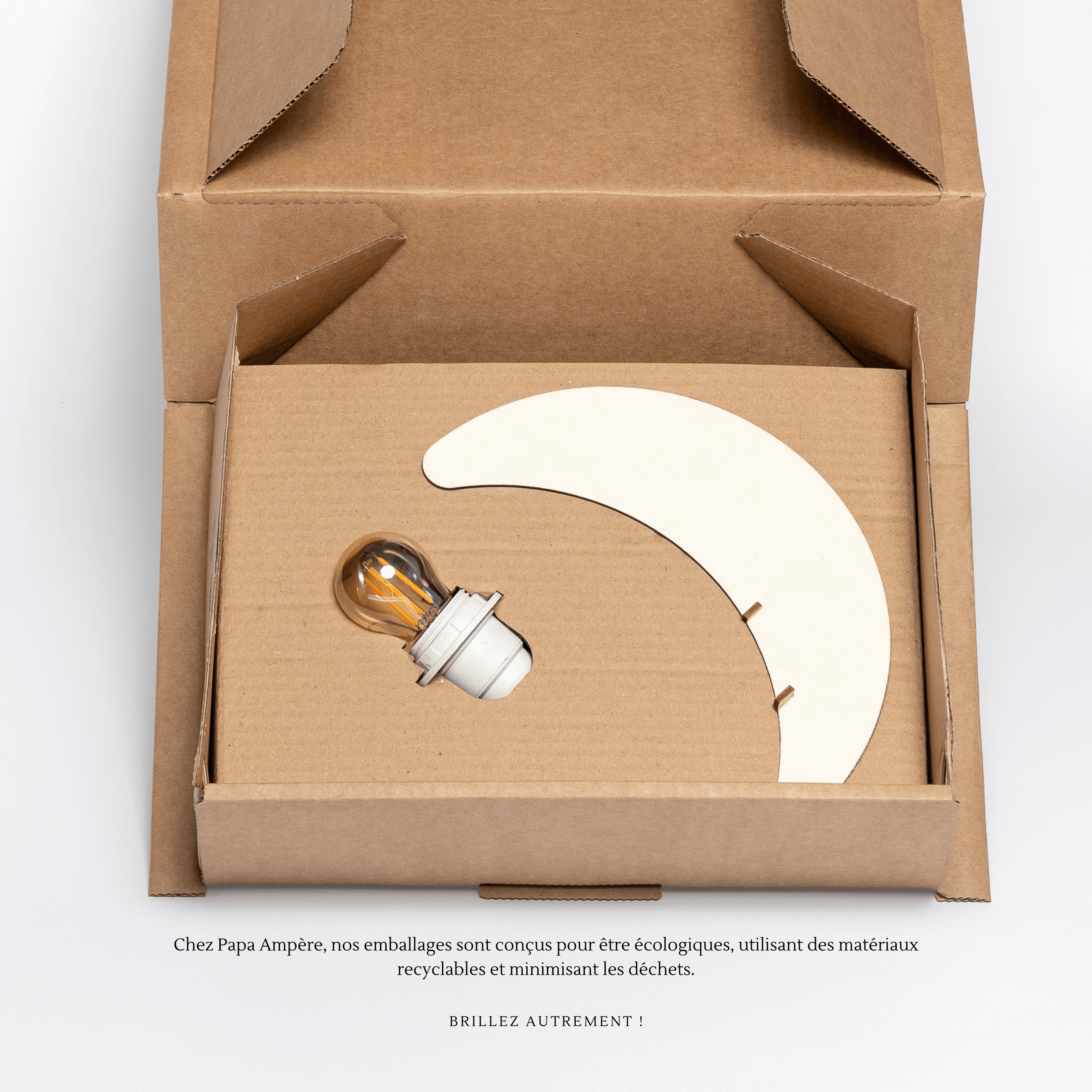 Packaging du luminaire Garance avec son ampoule incluse. 